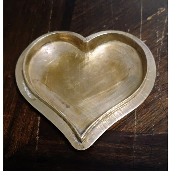 VINTAGE 4.5” BRASS HEART KEEPSAKE JEWELRY BOX W 3 SOLID BRASS HEART TRINKETS - Picture 6 of 12